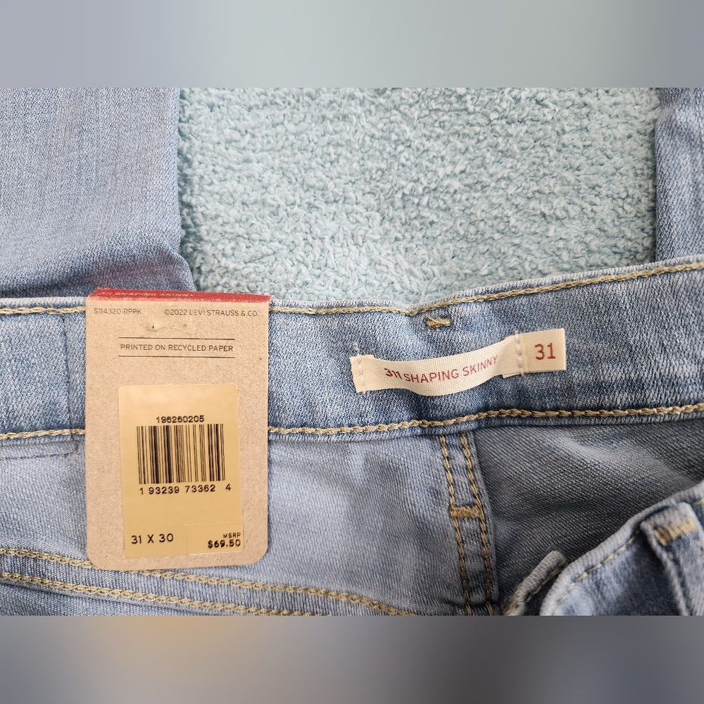 Levi's Women's Light Wash Skinny Jeans - Picture 3 of 5